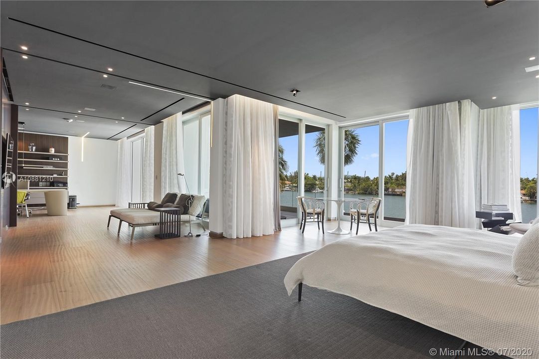 Recently Sold: $27,990,000 (5 beds, 5 baths, 10754 Square Feet)