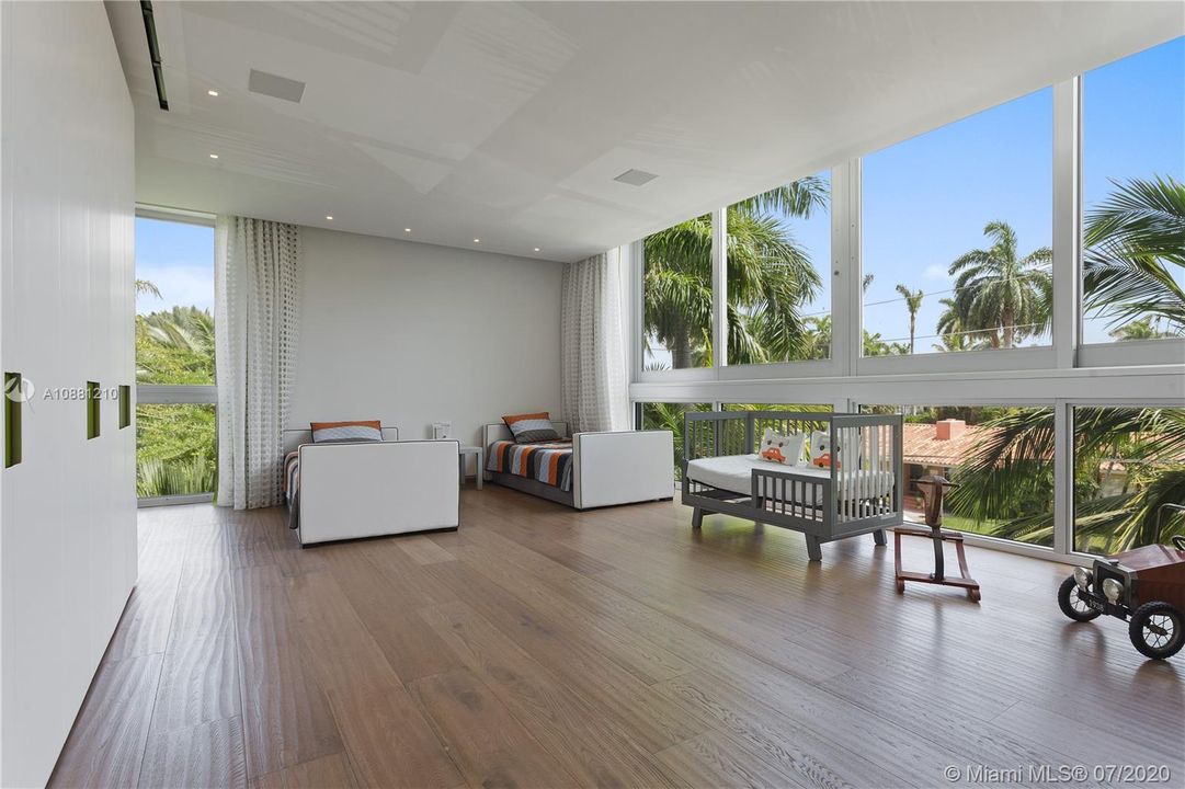 Recently Sold: $27,990,000 (5 beds, 5 baths, 10754 Square Feet)