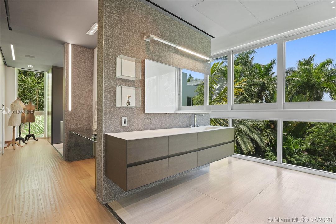 Recently Sold: $27,990,000 (5 beds, 5 baths, 10754 Square Feet)