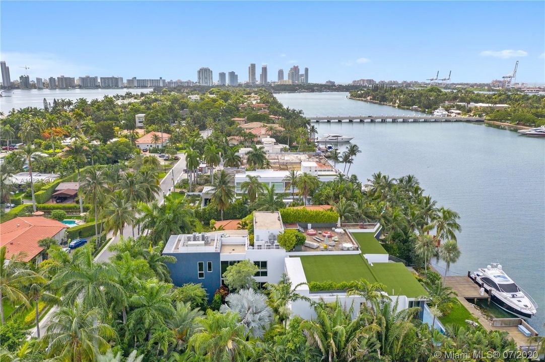 Recently Sold: $27,990,000 (5 beds, 5 baths, 10754 Square Feet)
