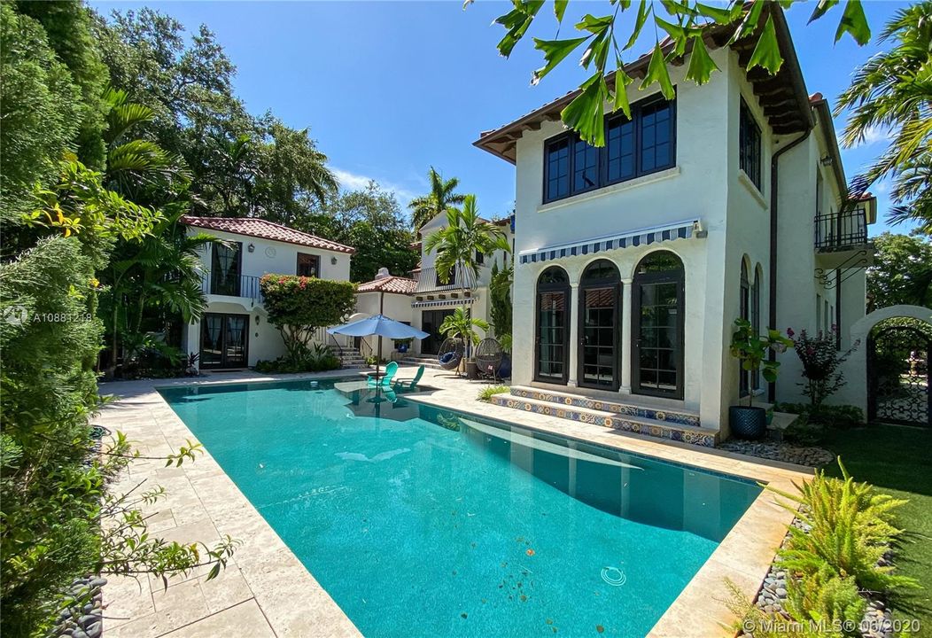 Vendido Recientemente: $3,195,000 (7 camas, 8 baños, 5713 Pies cuadrados)