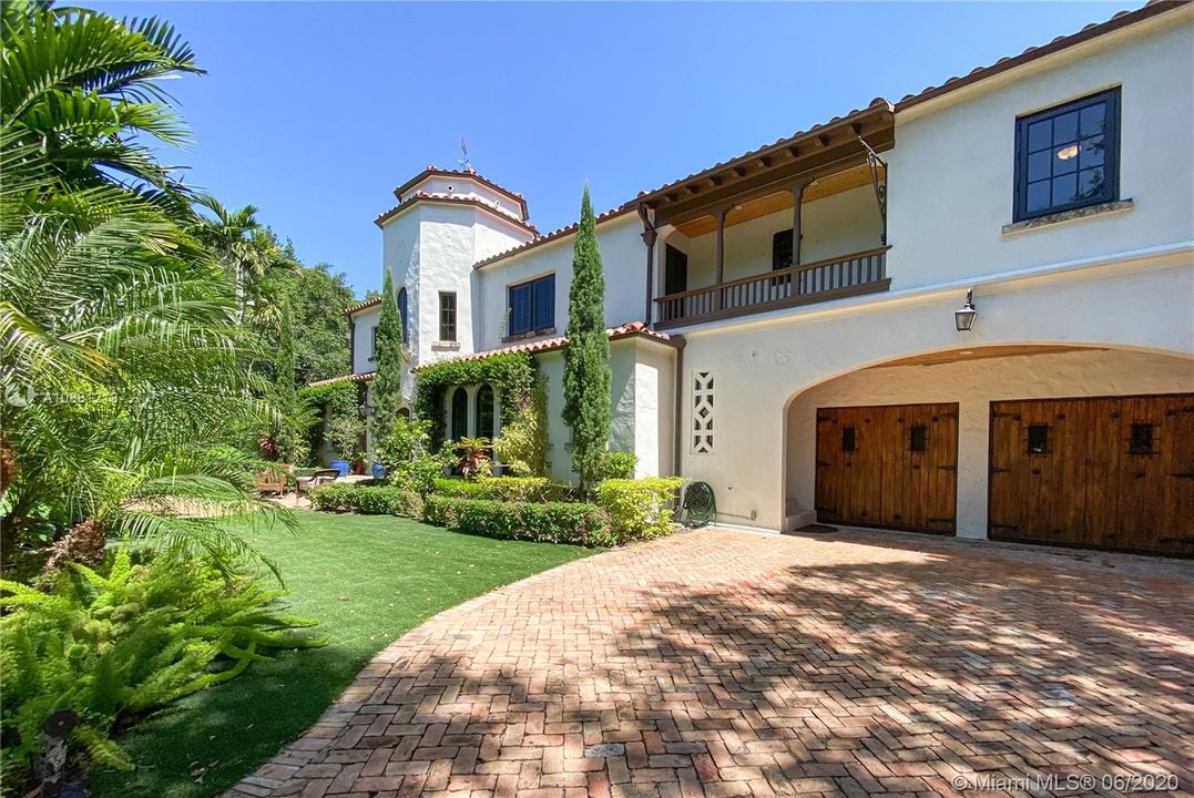 Vendido Recientemente: $3,195,000 (7 camas, 8 baños, 5713 Pies cuadrados)