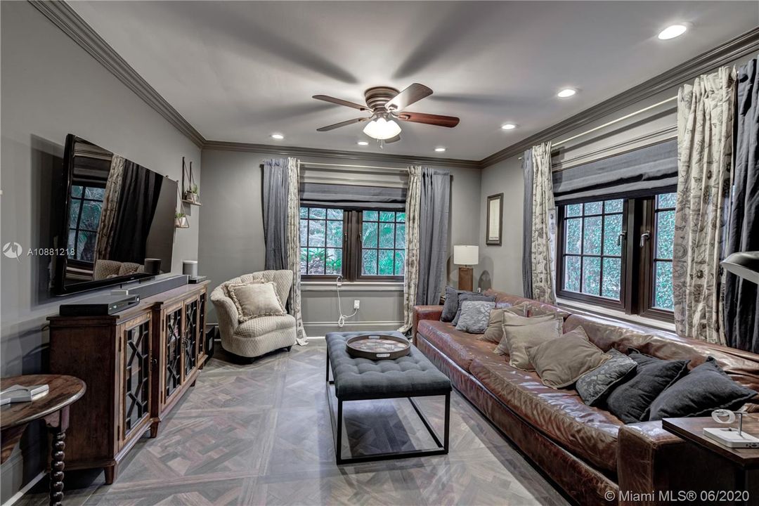 Vendido Recientemente: $3,195,000 (7 camas, 8 baños, 5713 Pies cuadrados)