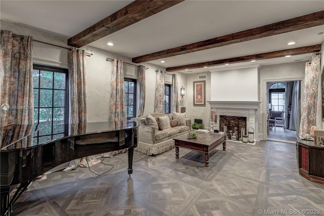 Vendido Recientemente: $3,195,000 (7 camas, 8 baños, 5713 Pies cuadrados)