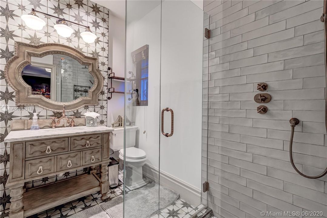 Vendido Recientemente: $3,195,000 (7 camas, 8 baños, 5713 Pies cuadrados)