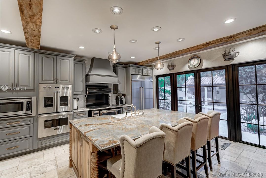 Vendido Recientemente: $3,195,000 (7 camas, 8 baños, 5713 Pies cuadrados)