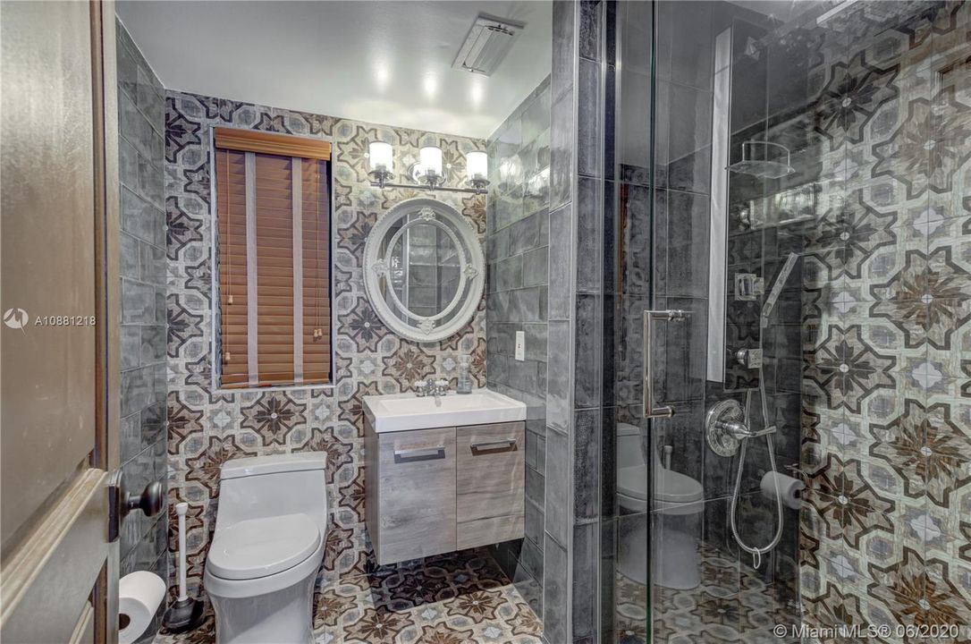 Vendido Recientemente: $3,195,000 (7 camas, 8 baños, 5713 Pies cuadrados)