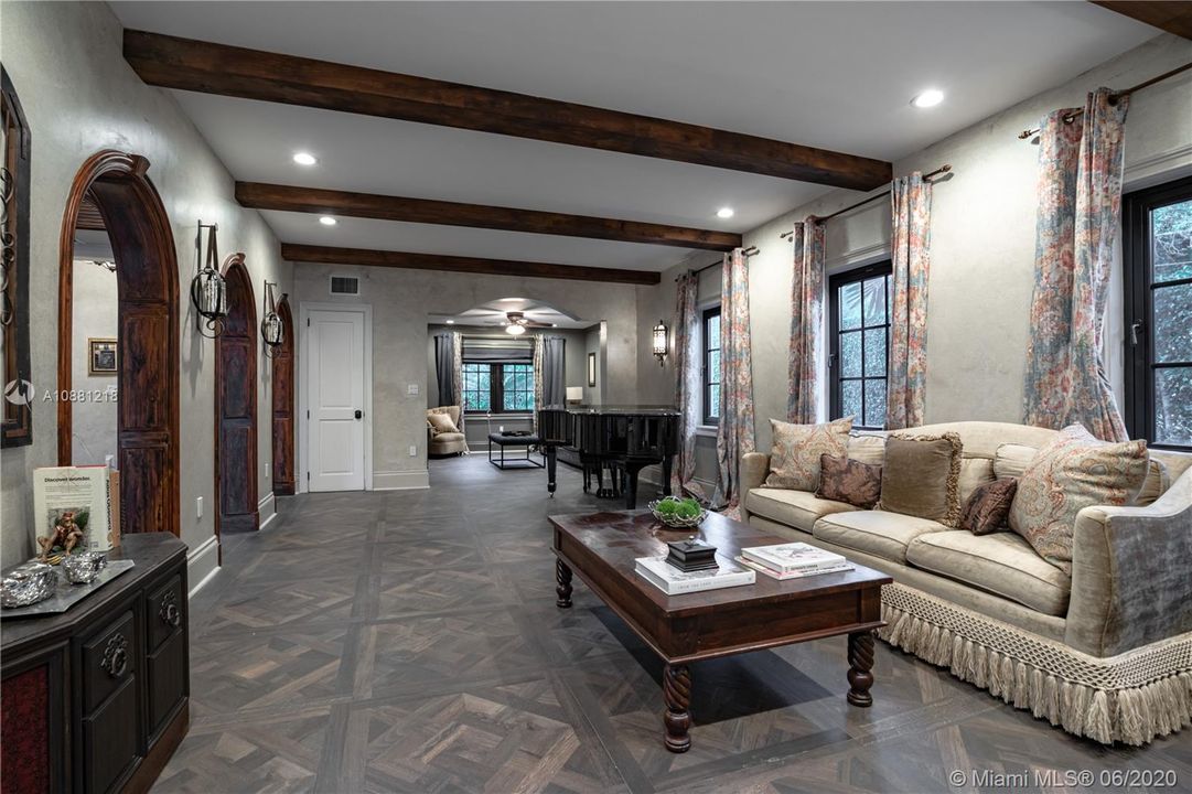 Vendido Recientemente: $3,195,000 (7 camas, 8 baños, 5713 Pies cuadrados)