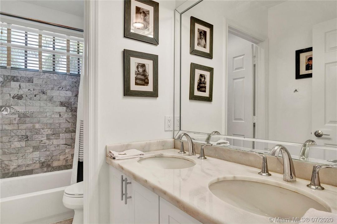 UPSTAIRS BATHROOM 2