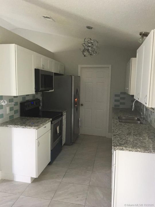 Недавно продано: $165,000 (2 спален, 2 ванн, 1008 Квадратных фут)