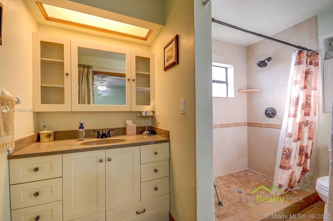 Recently Sold: $389,900 (3 beds, 2 baths, 1654 Square Feet)