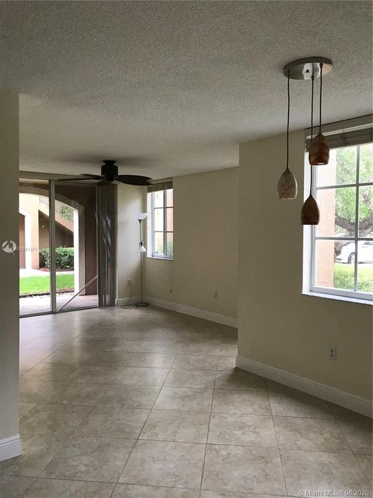 Recently Rented: $1,250 (1 beds, 1 baths, 703 Square Feet)