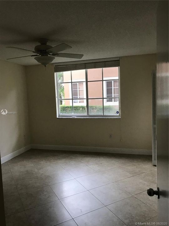 Recently Rented: $1,250 (1 beds, 1 baths, 703 Square Feet)