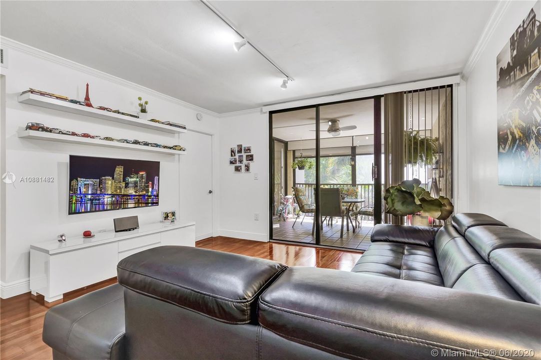Недавно продано: $168,000 (2 спален, 1 ванн, 1008 Квадратных фут)