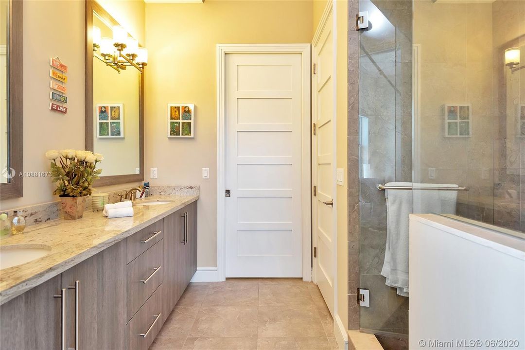 最近租的: $4,000 (3 贝兹, 2 浴室, 1500 平方英尺)