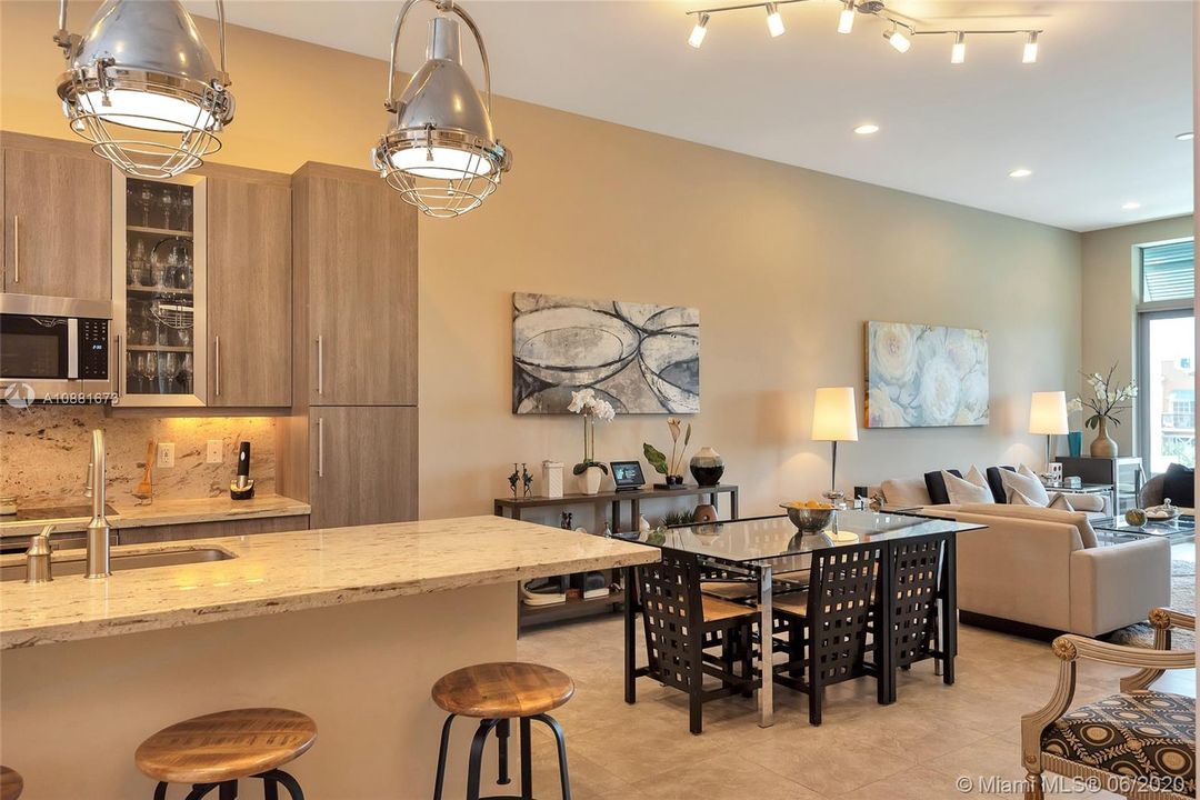 最近租的: $4,000 (3 贝兹, 2 浴室, 1500 平方英尺)