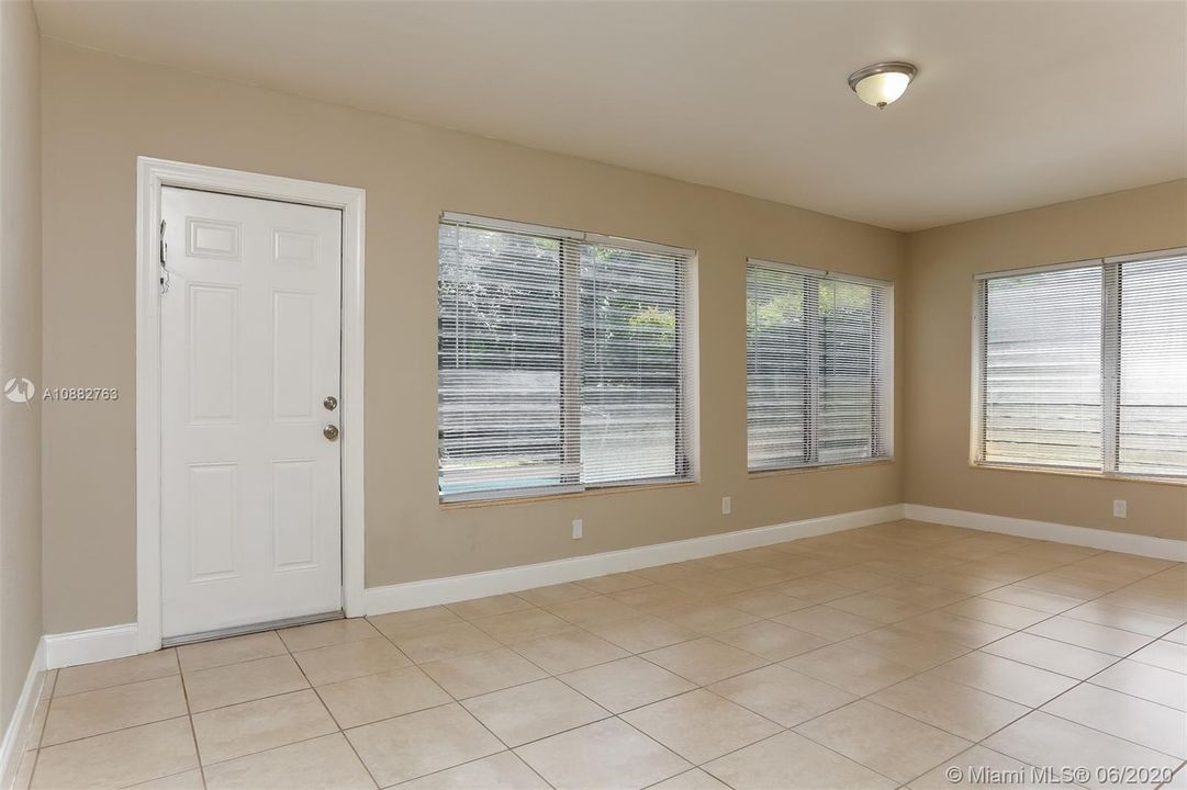 Recently Rented: $1,995 (3 beds, 2 baths, 1517 Square Feet)