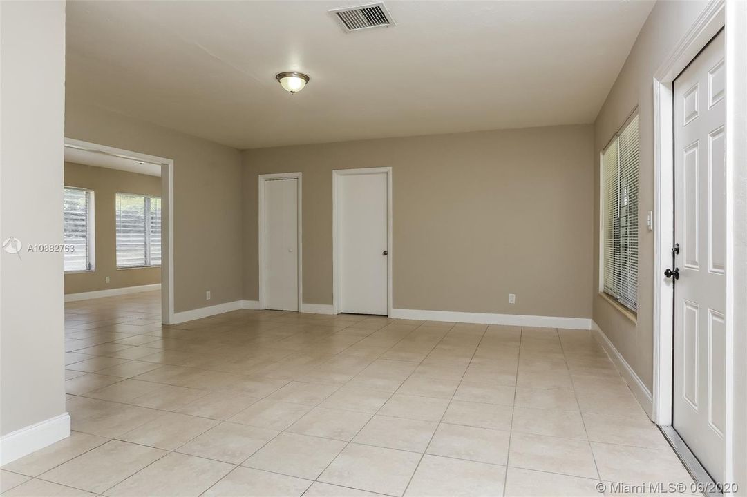 Recently Rented: $1,995 (3 beds, 2 baths, 1517 Square Feet)