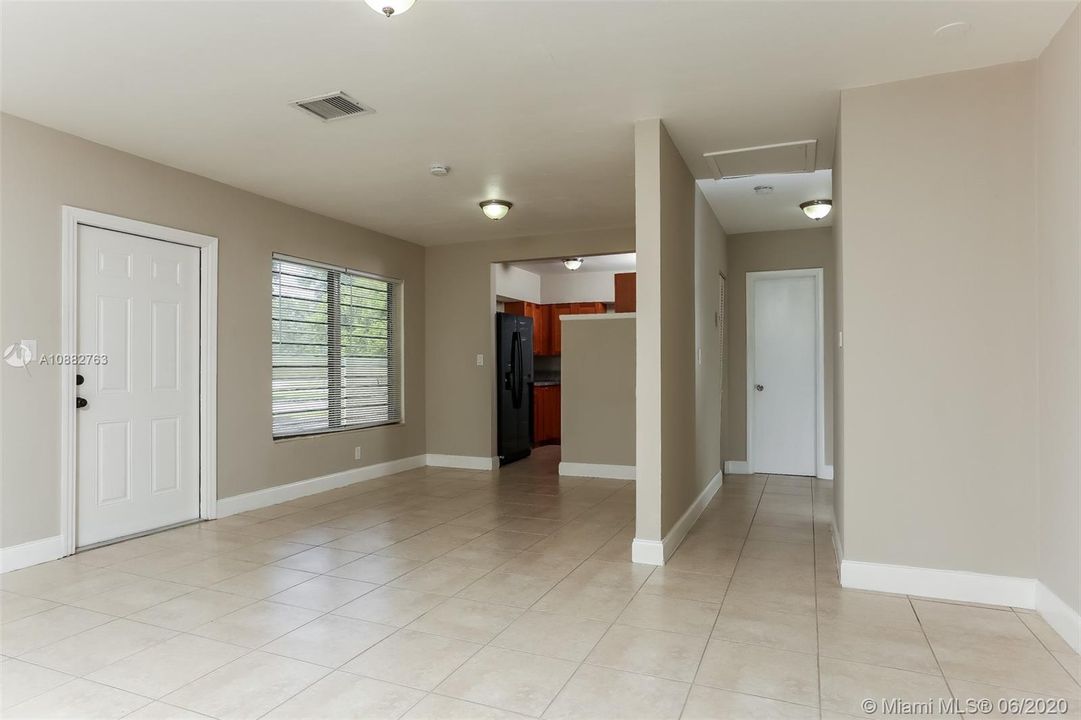 Recently Rented: $1,995 (3 beds, 2 baths, 1517 Square Feet)