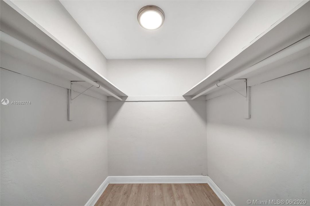 Recently Sold: $450,000 (3 beds, 2 baths, 1848 Square Feet)