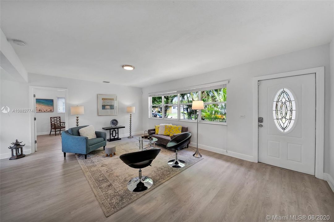 Recently Sold: $450,000 (3 beds, 2 baths, 1848 Square Feet)