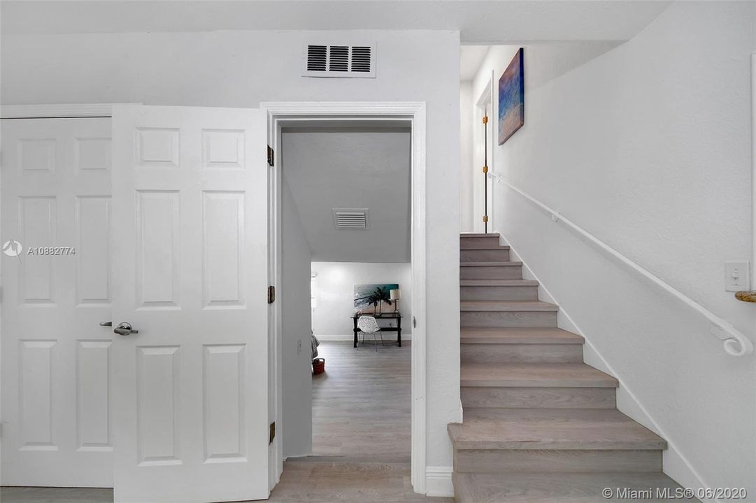 Recently Sold: $450,000 (3 beds, 2 baths, 1848 Square Feet)