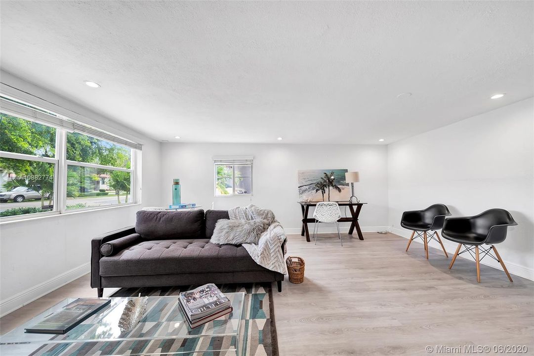 Recently Sold: $450,000 (3 beds, 2 baths, 1848 Square Feet)