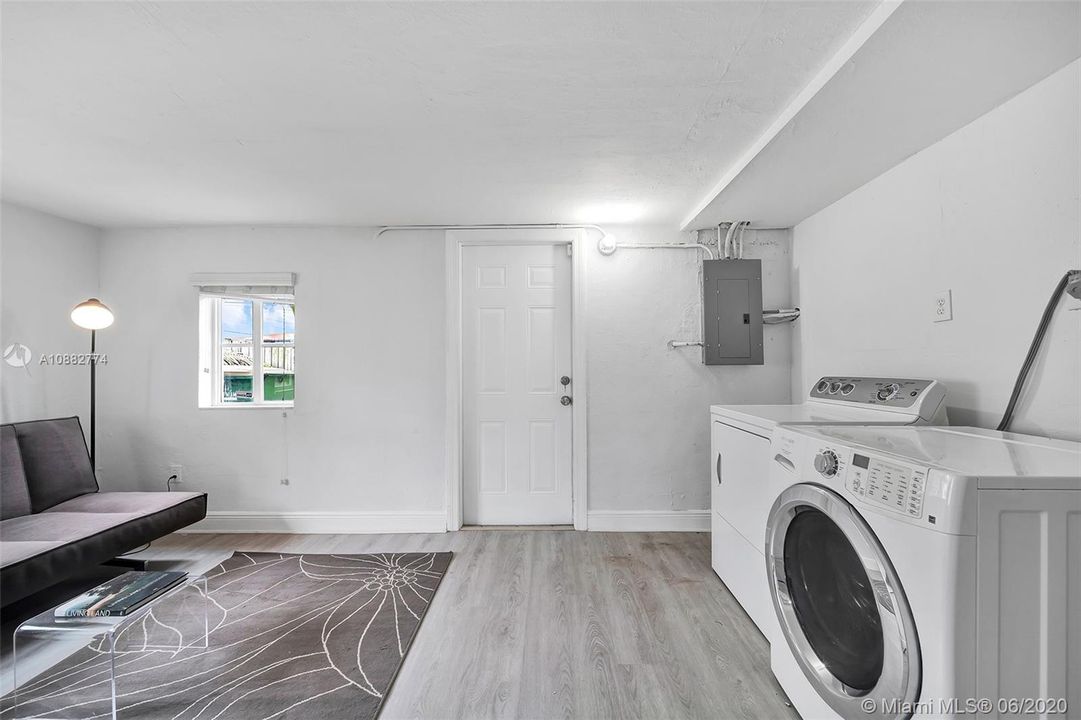Recently Sold: $450,000 (3 beds, 2 baths, 1848 Square Feet)