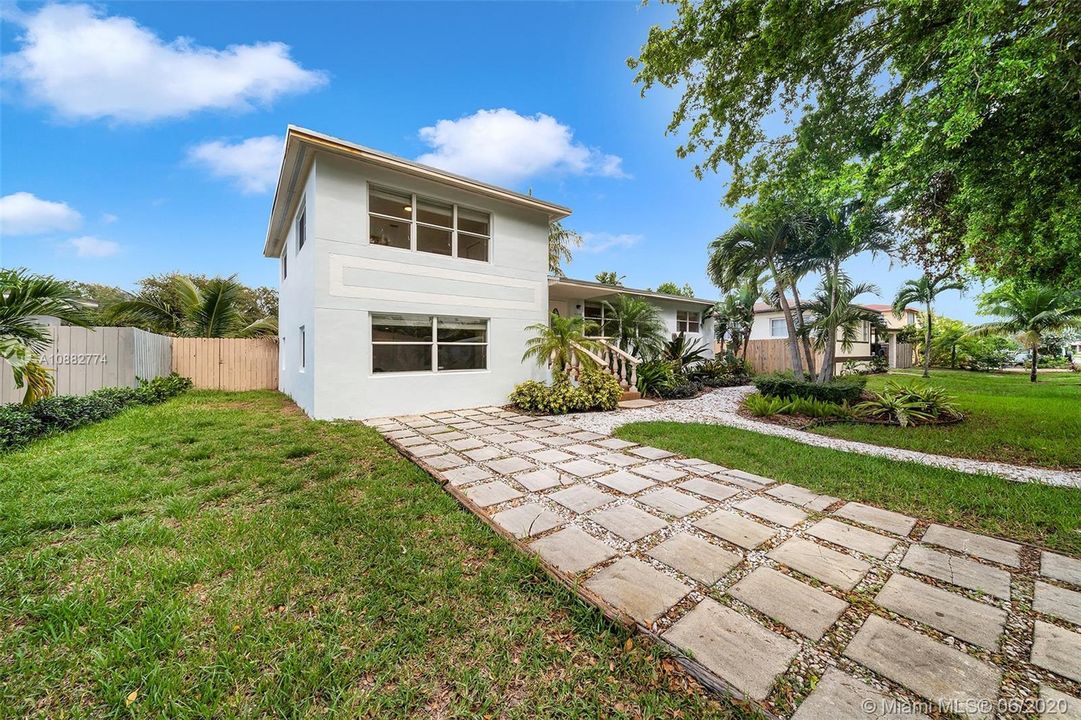 Recently Sold: $450,000 (3 beds, 2 baths, 1848 Square Feet)