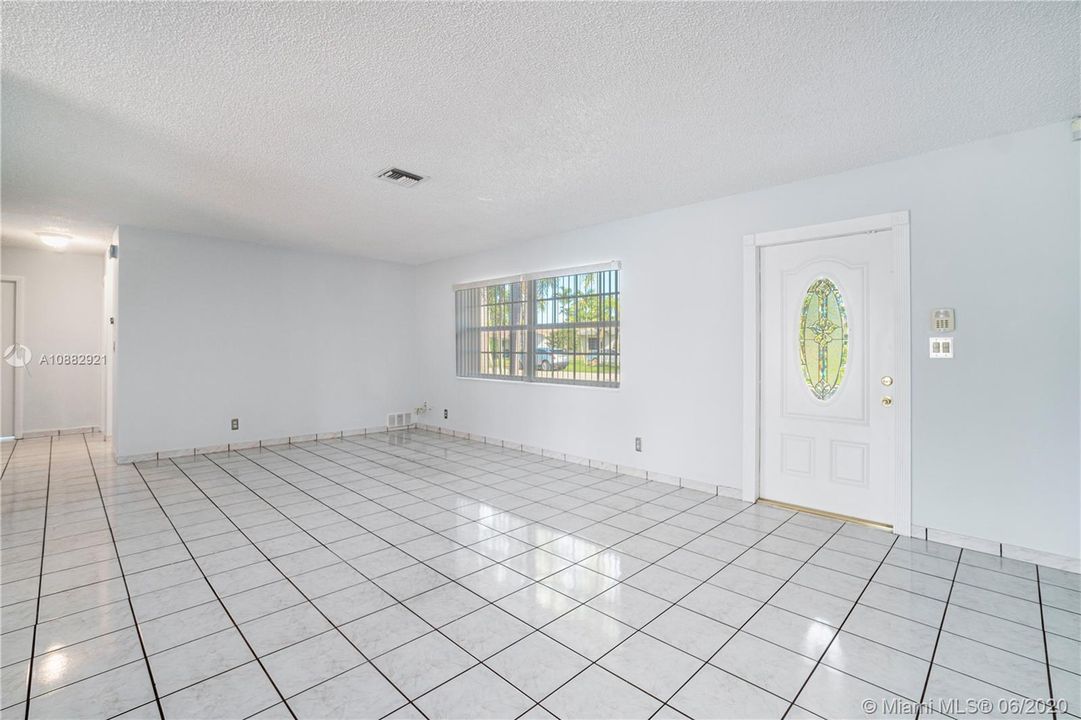 Recientemente alquilado: $3,000 (3 camas, 2 baños, 1570 Pies cuadrados)