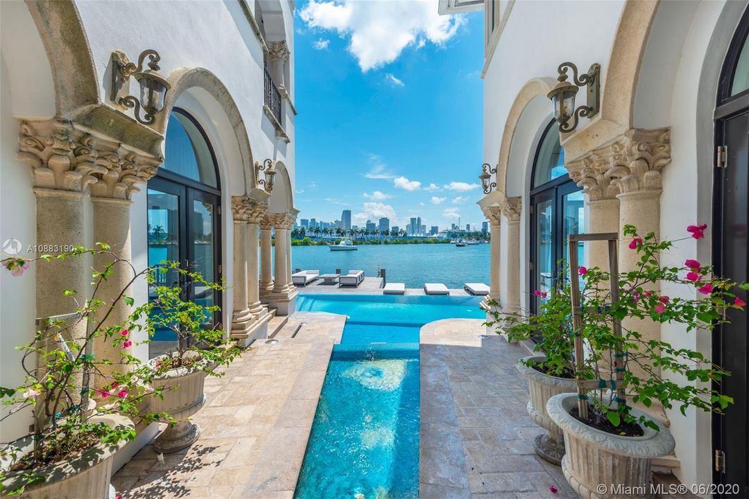 Недавно продано: $6,999,000 (4 спален, 5 ванн, 5534 Квадратных фут)
