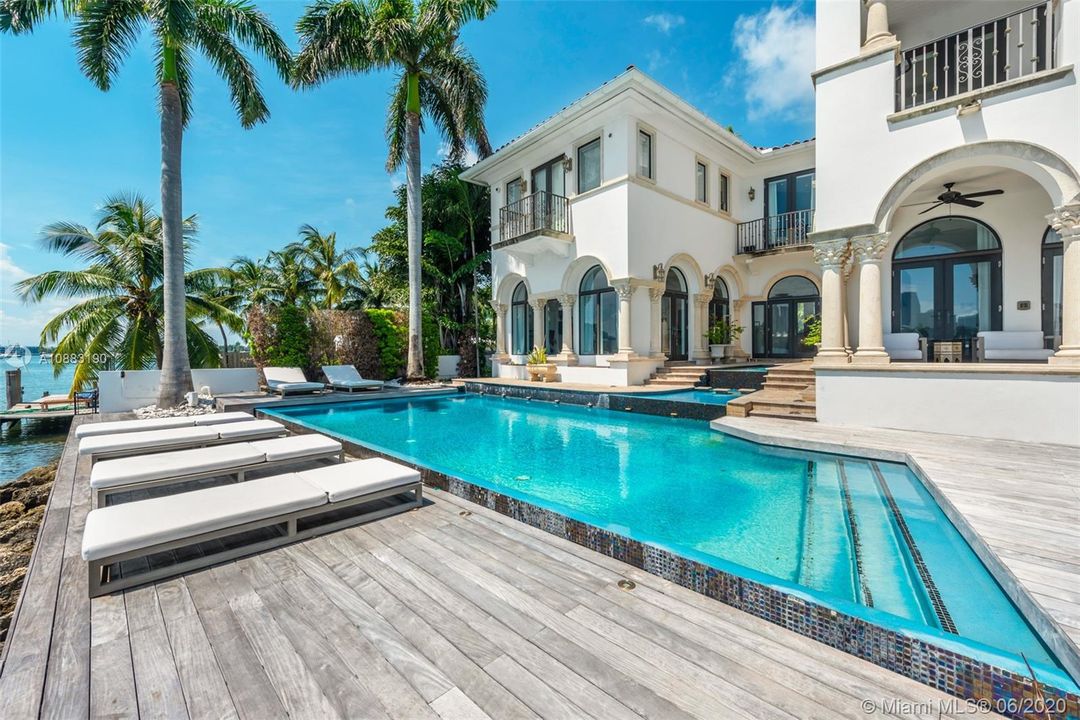 Недавно продано: $6,999,000 (4 спален, 5 ванн, 5534 Квадратных фут)