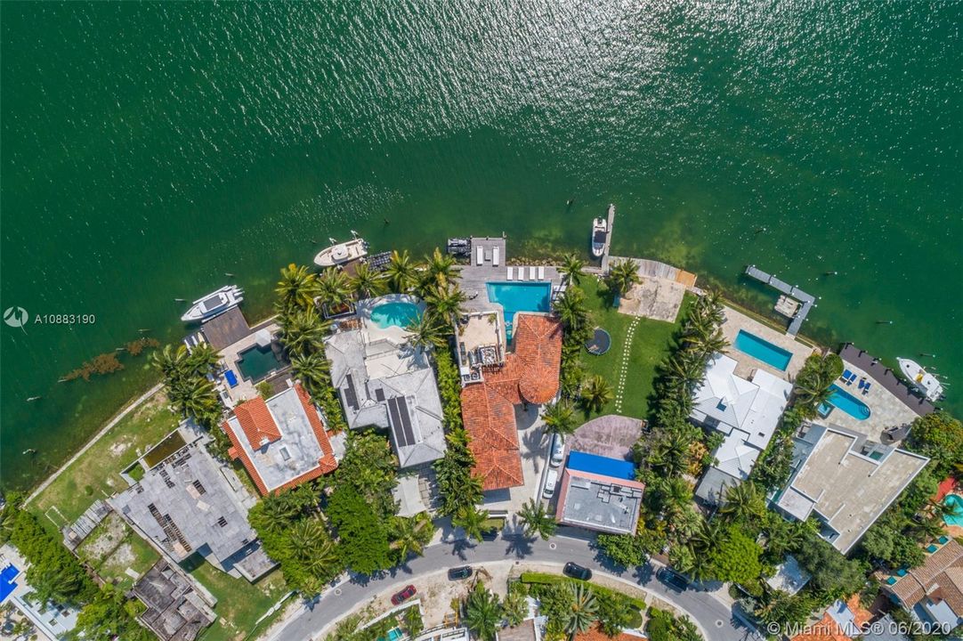 Недавно продано: $6,999,000 (4 спален, 5 ванн, 5534 Квадратных фут)