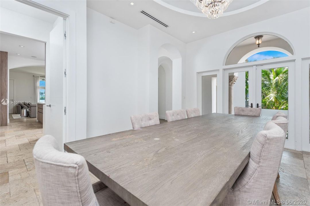 Недавно продано: $6,999,000 (4 спален, 5 ванн, 5534 Квадратных фут)