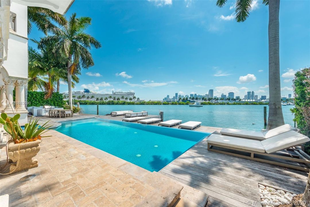 Недавно продано: $6,999,000 (4 спален, 5 ванн, 5534 Квадратных фут)
