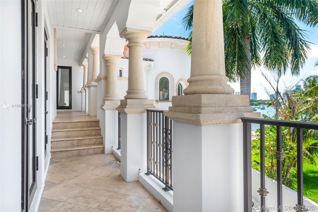 Недавно продано: $6,999,000 (4 спален, 5 ванн, 5534 Квадратных фут)