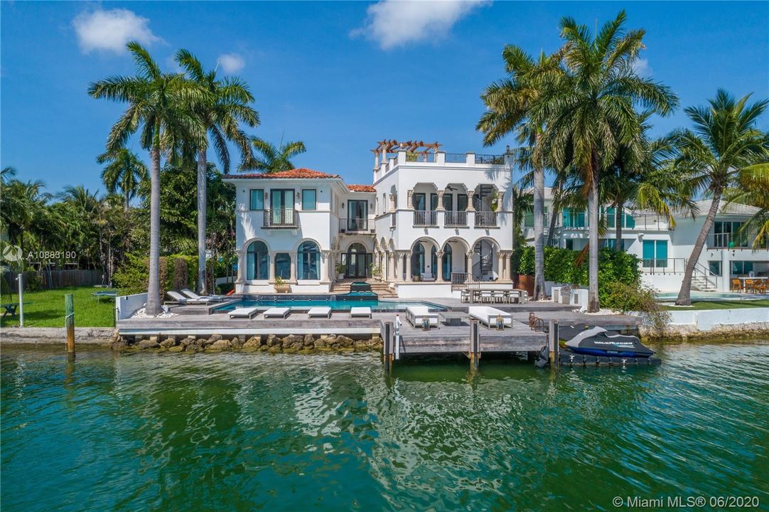 Недавно продано: $6,999,000 (4 спален, 5 ванн, 5534 Квадратных фут)