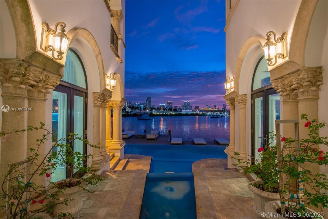 Недавно продано: $6,999,000 (4 спален, 5 ванн, 5534 Квадратных фут)