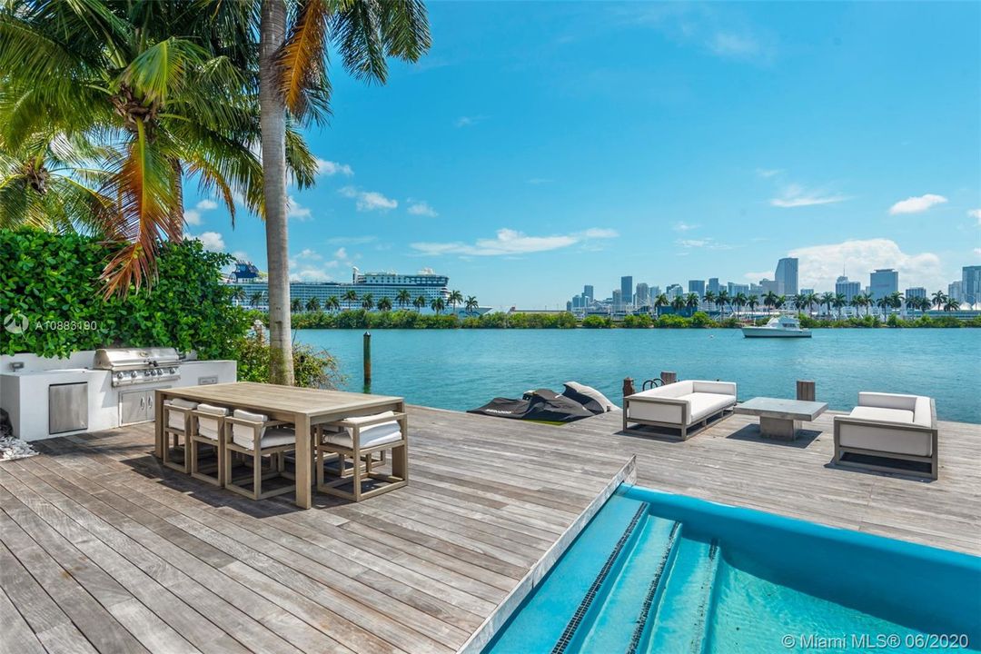 Недавно продано: $6,999,000 (4 спален, 5 ванн, 5534 Квадратных фут)