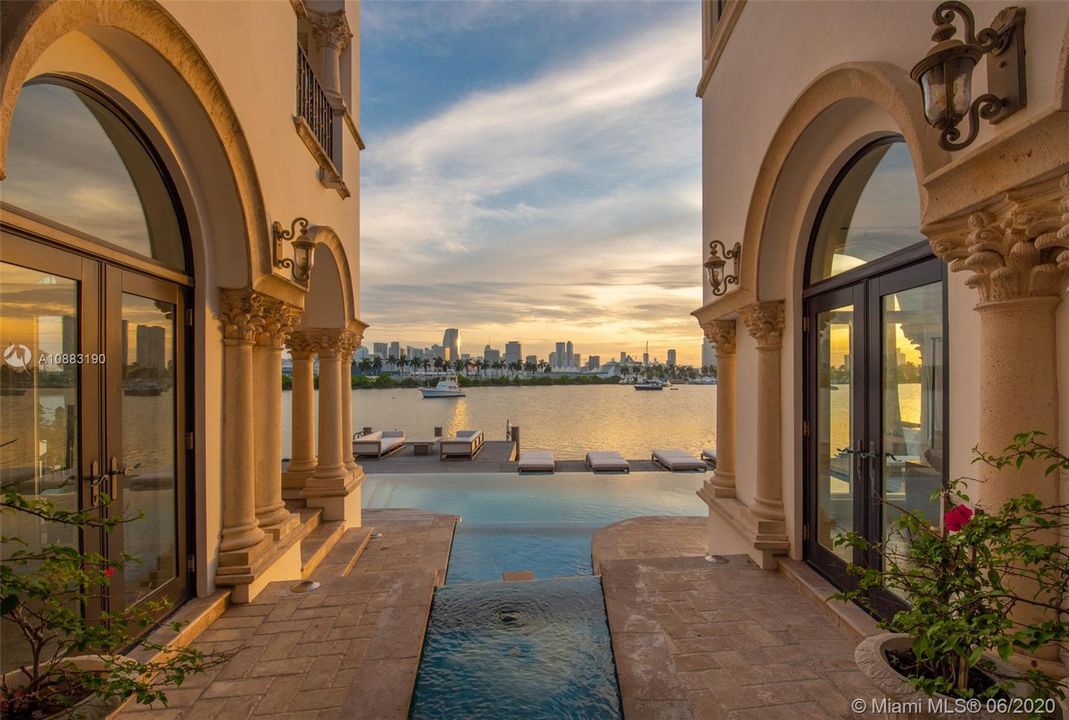 Недавно продано: $6,999,000 (4 спален, 5 ванн, 5534 Квадратных фут)