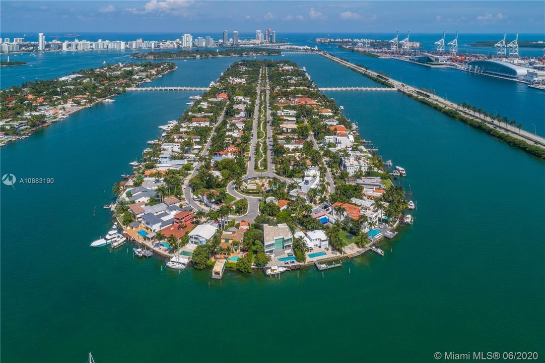 Недавно продано: $6,999,000 (4 спален, 5 ванн, 5534 Квадратных фут)