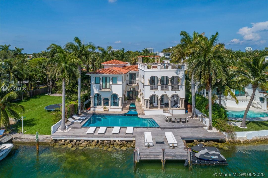Недавно продано: $6,999,000 (4 спален, 5 ванн, 5534 Квадратных фут)