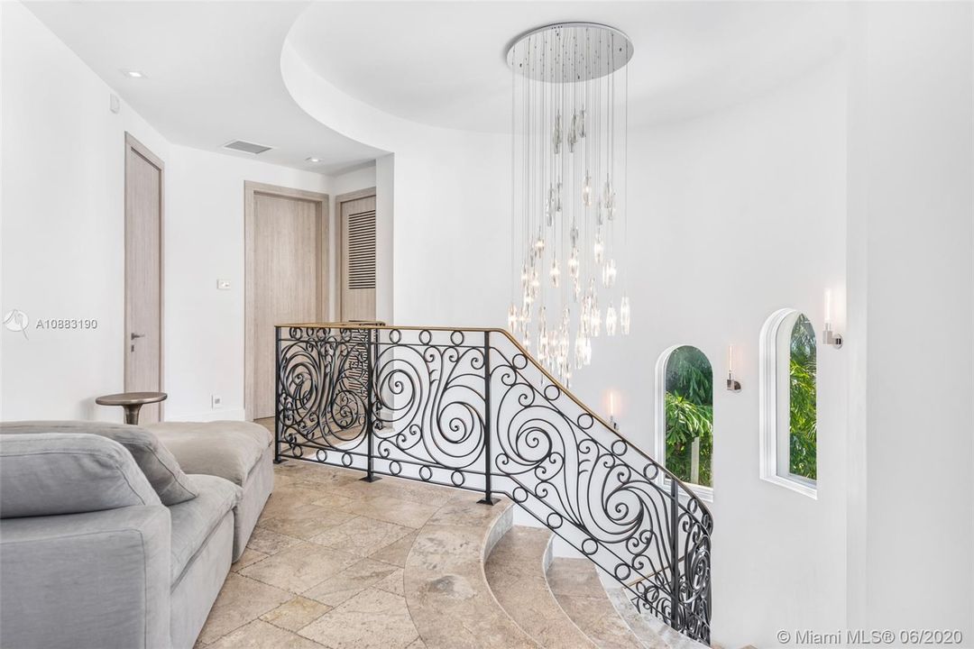 Недавно продано: $6,999,000 (4 спален, 5 ванн, 5534 Квадратных фут)
