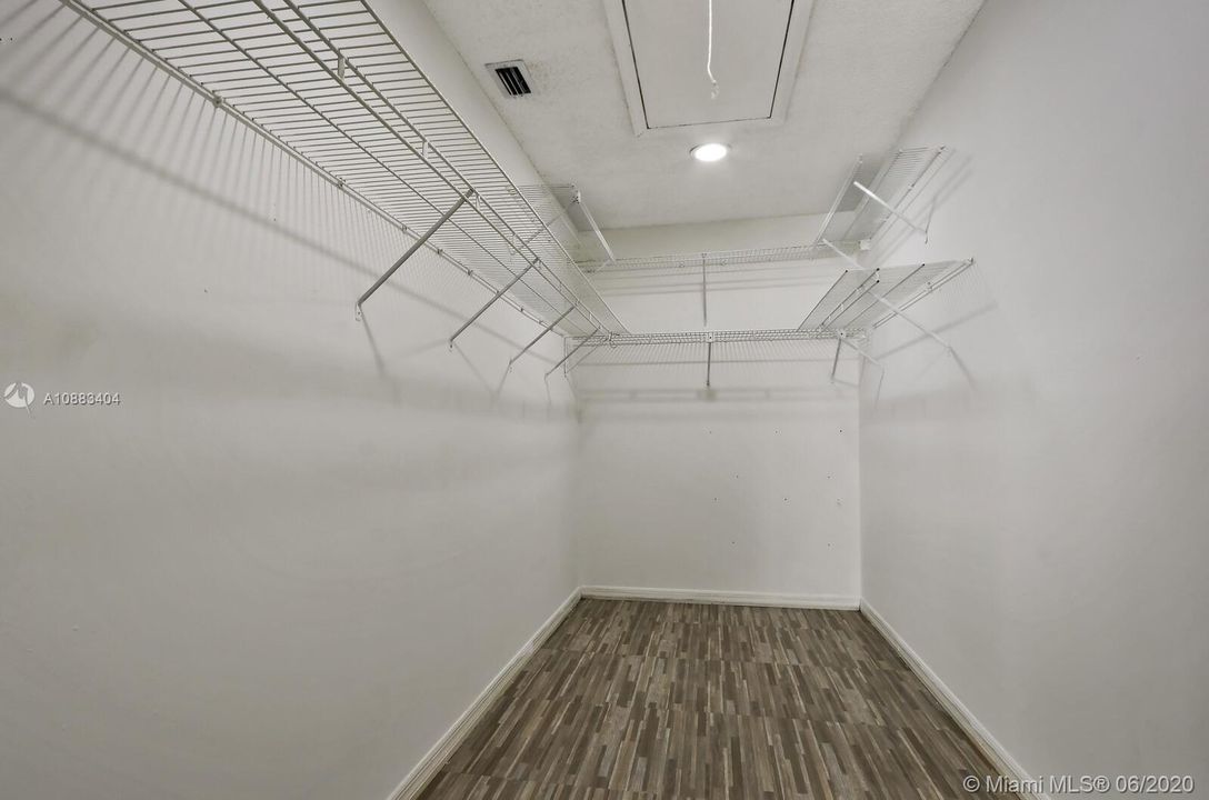 最近售出: $305,000 (3 贝兹, 2 浴室, 1990 平方英尺)