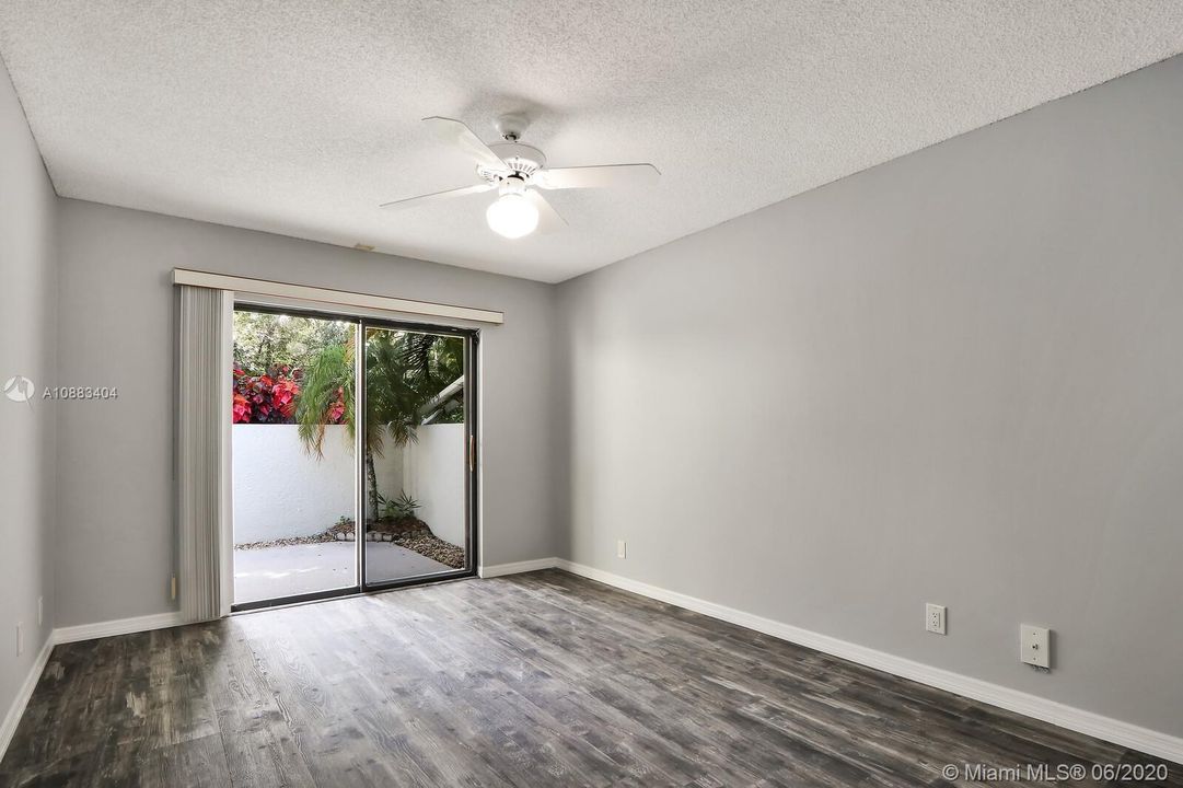 最近售出: $305,000 (3 贝兹, 2 浴室, 1990 平方英尺)