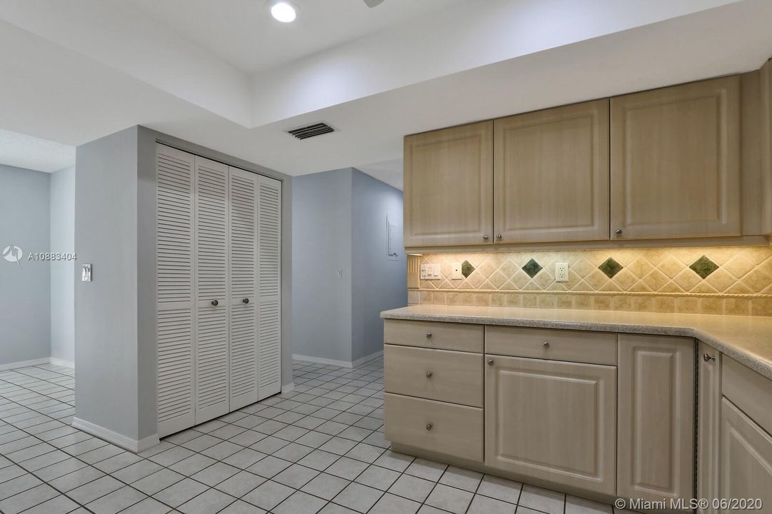 最近售出: $305,000 (3 贝兹, 2 浴室, 1990 平方英尺)