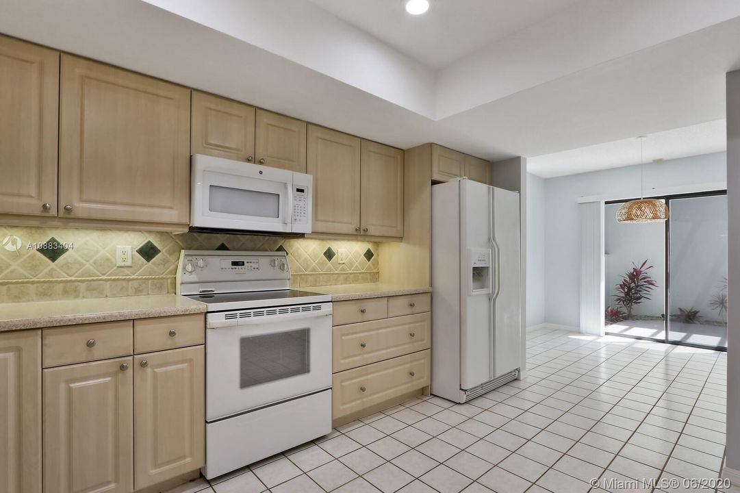 最近售出: $305,000 (3 贝兹, 2 浴室, 1990 平方英尺)