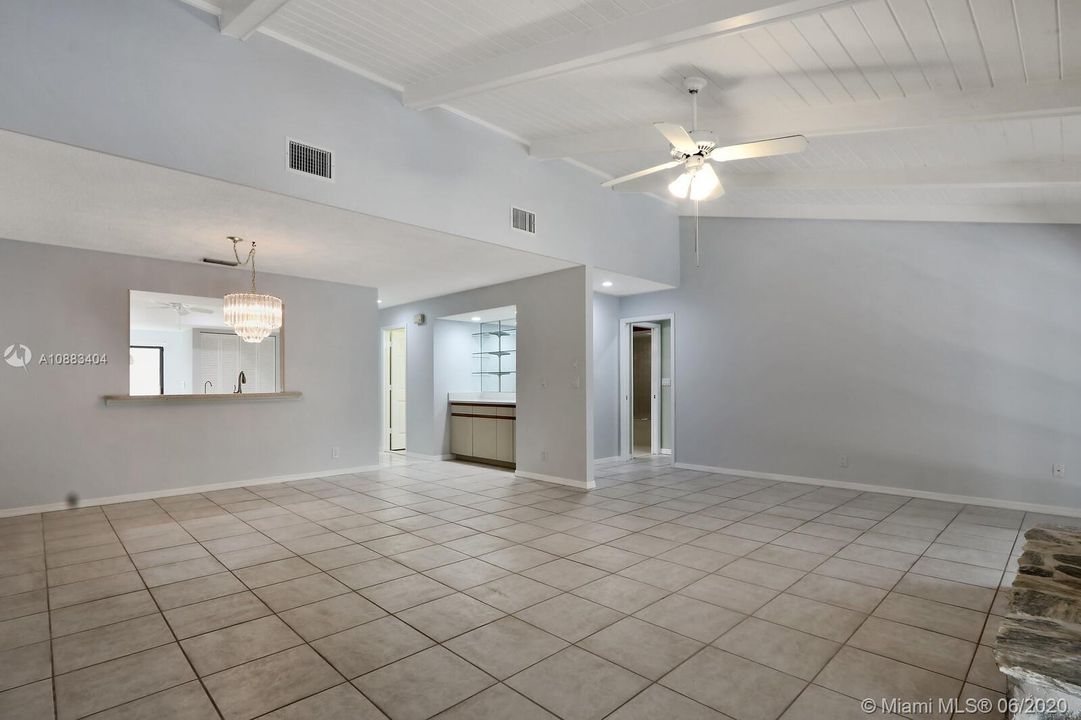 最近售出: $305,000 (3 贝兹, 2 浴室, 1990 平方英尺)