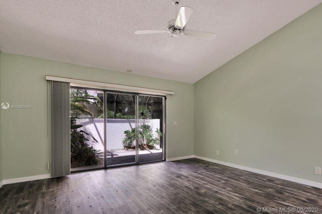 最近售出: $305,000 (3 贝兹, 2 浴室, 1990 平方英尺)