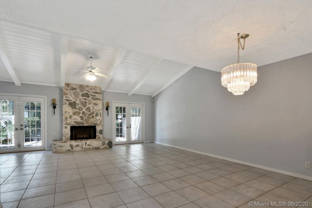 最近售出: $305,000 (3 贝兹, 2 浴室, 1990 平方英尺)